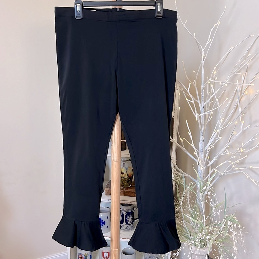 NWT Hot Kiss XL (see measurements) black, capri,ruffle hem,very stretchy! CUTE!